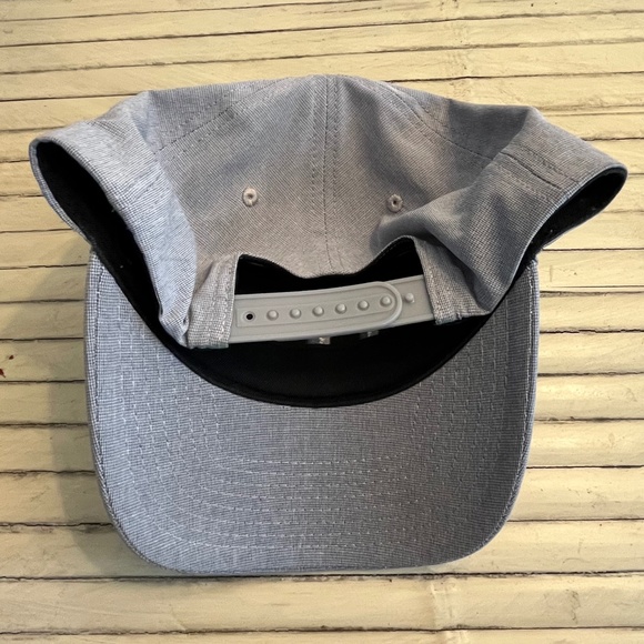 Travis Mathew Logo Gray Snapback Golf Cap Hat - Picture 3 of 4
